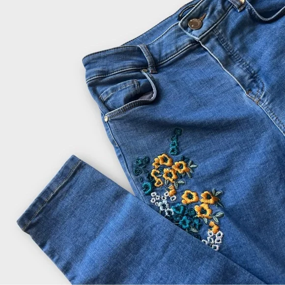 Massimo Dutti Boho Flower Embroidered High Waisted Stretch Skinny Jeans Size 4 - Picture 1 of 11